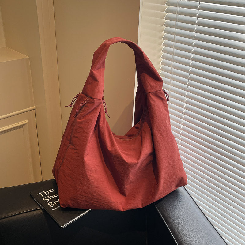<font dir="auto" style="vertical-align: inherit;"><font dir="auto" style="vertical-align: inherit;">Trendy en elegante schoudertas met grote capaciteit, geschikt voor grensoverschrijdend gebruik, nieuwe stijl 2025, modieuze nylon schoudertas, retro handta